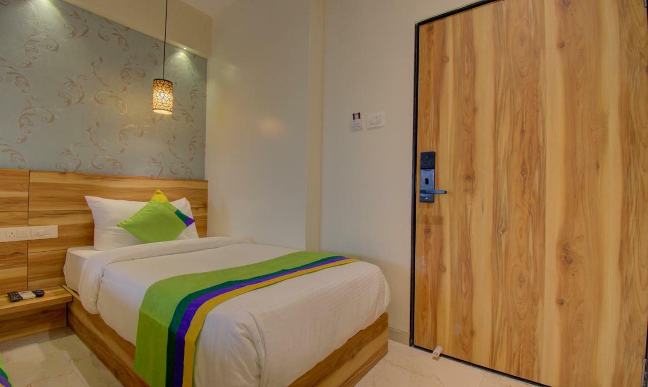 Hotel Amisha International Surate Exterior foto