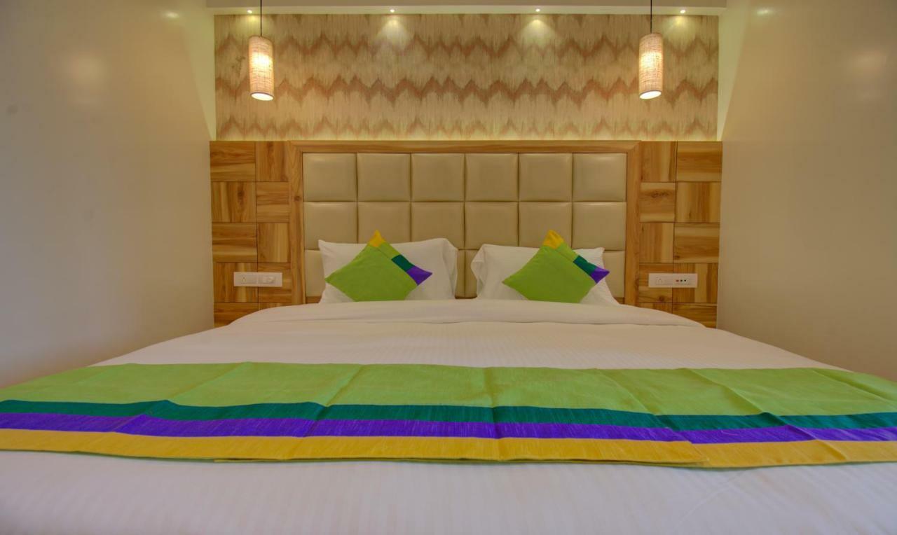 Hotel Amisha International Surate Exterior foto